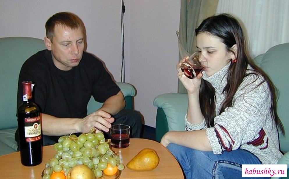 Парни на вечеринке трахнули пьяную русскую сучку выпили винца