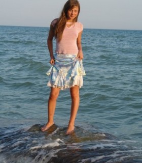 Девушка у синего моря
