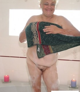 Бабулька купается в ванной