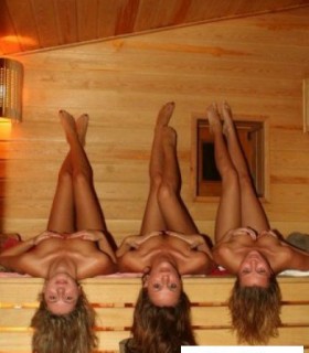 Потные  тела девушек в бане