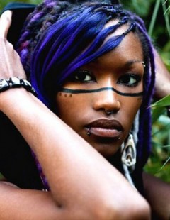 Голая темнокожая  девка из племени  (15 фото)