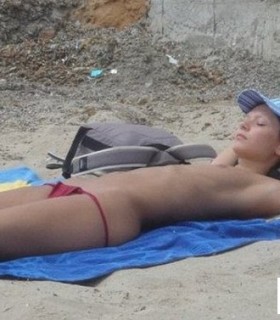 Обнаженные тела нудистов на пляже