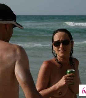 Пьяная парочка нудистов на пляже