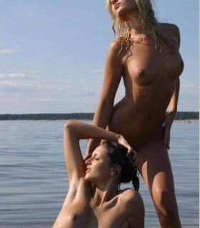 Хорошие киски голых девчат на пляже  (эротика)