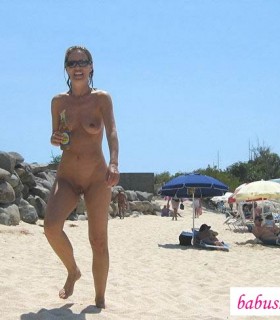 Красивые девки загорают голыми на песке (эротика)