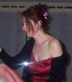 Пьяная женщина с вибратором между ног (фото с дрочкой)