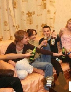Русские студенты устроили трах на кухне на вечеринке (16 фото с порно)