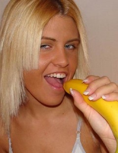 Банан в манде загорелой блондинки фото дрочки порно