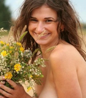 Голая милашка с букетом полевых цветов (эротика)
