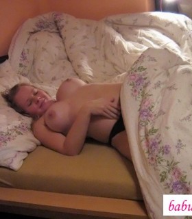 Симпатичная русская девушка валяется на кровати