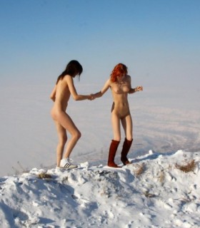 Подруги без одежды на снегу
