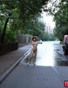 Тёлочка прогуливается по дороге с голыми сиськами для народа