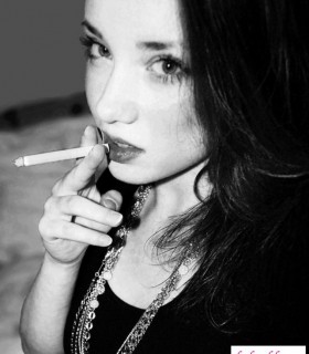Девушки с сигаретами во рту - фото голых курящих