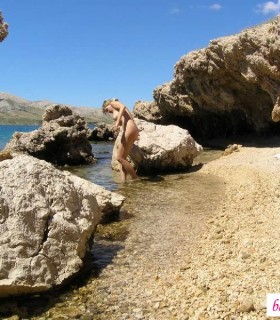 Девка голышом загорает за камнями на пляже (15 смотреть фото эротики)