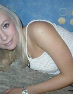 Секс блондинка удовлетворяет пизду игрушкой самотыком (15 фото порно)