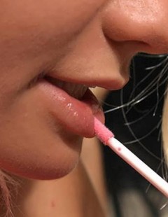 Блондинка мастурбирует с тюбиком для губ (15 порнофото)