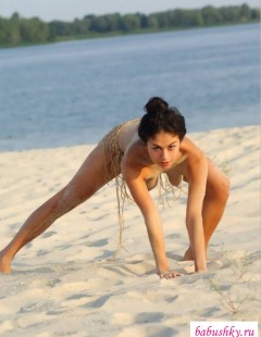 Фото голых нудистов на теплом песке  (16 эротика девушки)
