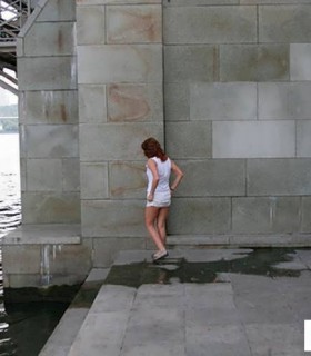 Писающая женщина под мостом (15 фото эротики)