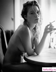 Голые сиськи курящих девчат (15 фото эротики)