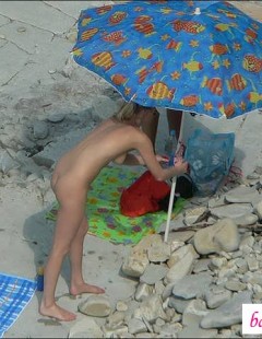 Подсмотрим  за обнаженной крошкой на пляже (15 фото эротики)