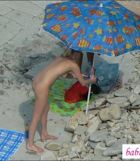 Подсмотрим  за обнаженной крошкой на пляже (15 фото эротики)