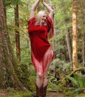 Крупная голая задница раздетой дамы в лесу  (16 фото эротики)