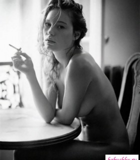 Курящие девки выставляют свои попки   (19 фото эротики)