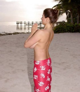 Йога девки с громадной грудью на пляже  (16 фото эротики)
