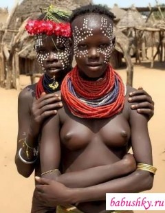 Голые племена в гармонии с природой (17 фото эротики)