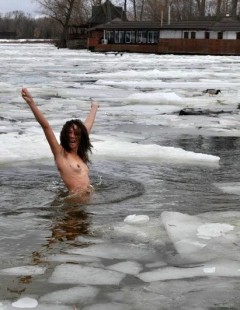 Девушки купаются эротично в реке зимой