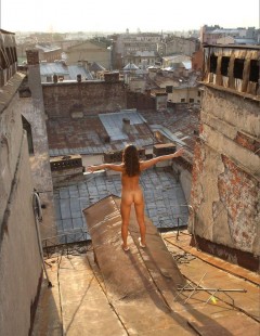 Эротика женщины на крыше