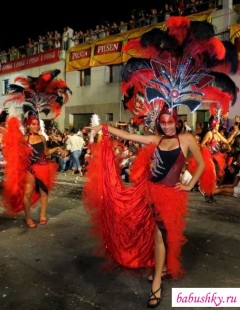 Голые девушки на карнавале на подтанцовках (фото)