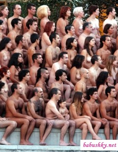 Большое скопление голых женщин и мужчин на свежем воздухе