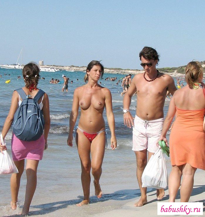 Семьи нудистов на пляже загорают и фоткаются голые (30 фото)